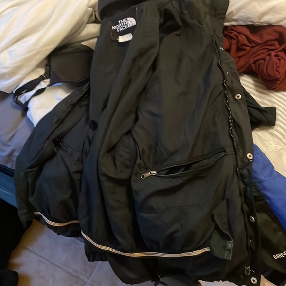 I’m selling a north face jacket size large good condition picture included. - Picture 4 of 7